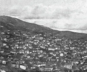 Sur le front des balkans. -- Deux villes d'ou les troupes allies ont chasse les Bulgares, 1916. Creator: Dr Bussiere
