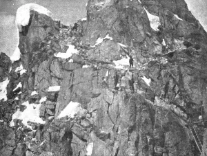 Sur le front Italien; Dans la region du Tonale: un poste d'acces difficile, 1918. Creator: Unknown