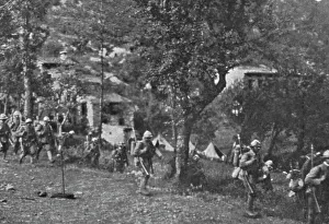 Sur le front Italien; Soldats italiens en marche vers les lignes avancees du Val d'Astico, 1916. Creator: Unknown