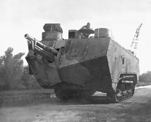 Caterpillar Track Prints: Sur le massif de Moronvilliers; Notre artillerie d'assaut: char armé a l'avant d'un canon