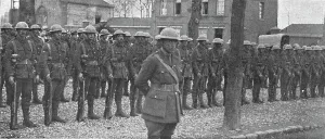 Sur le front occupe en France par de Nouvelles forces Britanniques; Le nouveau casque... 1916. Creator: Unknown