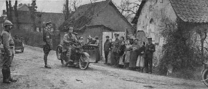 Villagers Prints: Sur le front occupe en France par de Nouvelles forces Britanniques; motorcyclistes
