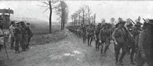 Sur le front occupe en France par de Nouvelles forces Britanniques; passage de troupes... 1916. Creator: Unknown