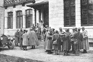 Headquarters Prints: Sur le front Roumain; devant le quartier general : officiers interrogeant des prisonniers