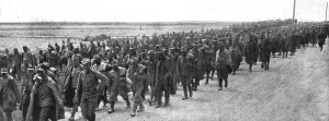 Volodymyr Volynsky Prints: Sur le front Russe; Une des immenses caravanes de prisonniers autrichiens