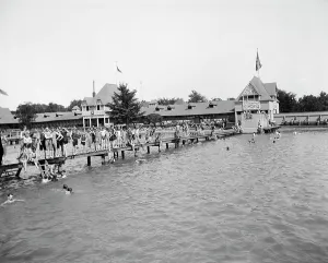 Swimming Pool Prints: Swimming pool, Belle Isle Park, Detroit, Mich. between 1900 and 1910. Creator: Unknown