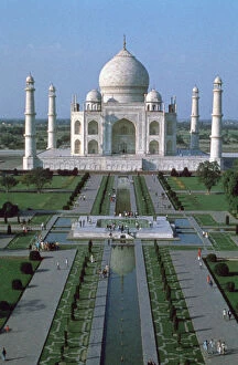 Images Dated 31st January 2007: The Taj Mahal, from the top of the entrance gate, Agra, India