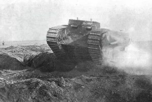 Caterpillar Track Prints: Un tank en action; la tourelle de gauche est armee d'un petit canon de marine a tir rapide