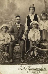 Tatar family of an employee of the office of Irkutsk merchants Shafigulins G.M. Muratov... 1915. Creator: N. Z. Lustenberg
