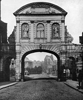 Images Dated 3rd September 2009: Temple Bar archway, at the Stand end of Fleet Street, London, 1877 (1951)