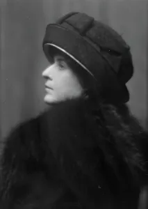 Stole Prints: Thomas, S.B. Mrs. portrait photograph, 1912 Nov. 26. Creator: Arnold Genthe