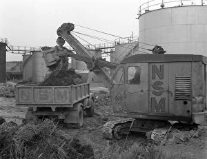 Digger Gallery: Thomas Smith Super 10 earth mover working at the Shell Plant, Sheffield, South Yorkshire, 1961