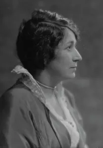 Choker Prints: Tietsort, Mrs. portrait photograph, 1914 May 23. Creator: Arnold Genthe