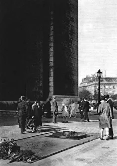 Flammarion Prints: Tomb of the Unknown Soldier, Paris, 1931. Artist: Ernest Flammarion