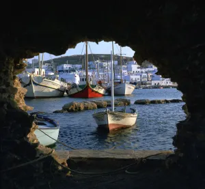 Aegean Islands Gallery: The town of Naoussa seen from the fort in the harbour