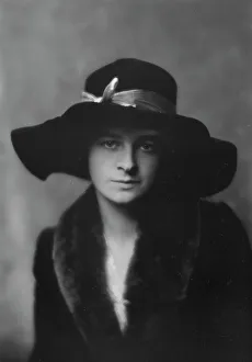 Townsend, Phyllis, Miss, portrait photograph, 1917 Dec. Creator: Arnold Genthe