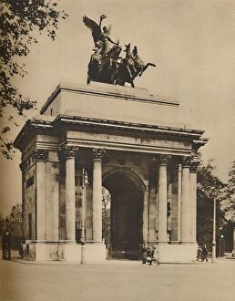 Adrian Gallery: Triumphal Arch Moved from Hyde Park to Constitution Hill, c1935. Creator: Unknown