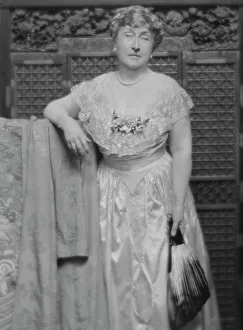 Purses Prints: Truesdale, W.H. Mrs. portrait photograph, 1915. Creator: Arnold Genthe