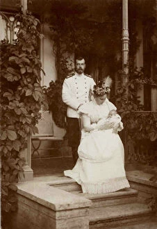 Alexandra Fyodorovna Gallery: Tsar Nicholas II and Empress Alexandra Fyodorovna with their second daughter, Grand Duchess Tatyana