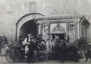Alexandra Fyodorovna Gallery: Tsarina Alexandra Fyodorovna visiting the Iberian Chapel, Moscow, Russia, 1900s