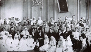 Tsarina Maria Gallery: Tsarina Maria Fyodorovna of Russia visiting a hospital in Kiev, 1915