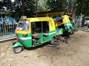 Broken Gallery: Tuk Tuk roadside repairs, India. Creator: Unknown