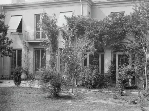 City Garden Prints: Two-story house, New Orleans or Charleston