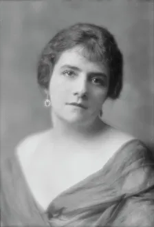 V Neck Prints: Uhthoff, Sara, Miss, portrait photograph, 1915 July 24. Creator: Arnold Genthe