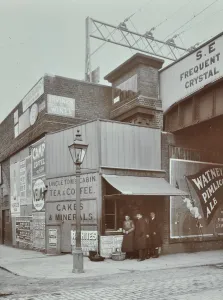 Wandsworth Collection: Uncle Toms Cabin tea stall, Wandsworth Road, London, 1909