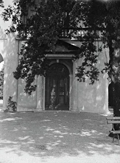 Unidentified building, possibly in Charleston, South Carolina, or New Orleans, between 1920 and 1926 Creator: Arnold Genthe