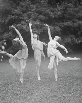 Duncan Elizabeth Prints: Unidentified dancers, possibly Elizabeth Duncan dancers