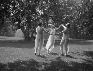 Duncan Elizabeth Prints: Unidentified dancers, possibly Elizabeth Duncan dancers