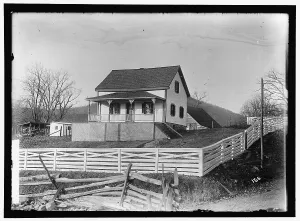 Clapboard Prints: Unidentified farmhouse, between 1909 and 1923