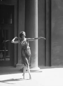 Tiptoe Prints: University of California at Berkeley dancers, 1927 Creator: Arnold Genthe