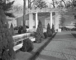 Bosworth William Welles Prints: Untermeyer [i.e. Untermyer] garden, 1917 Creator: Arnold Genthe