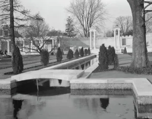 Bosworth William Welles Prints: Untermeyer [i.e. Untermyer] garden, 1917 Creator: Arnold Genthe