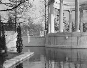 Bosworth William Welles Prints: Untermeyer [i.e. Untermyer] garden, 1917 Creator: Arnold Genthe