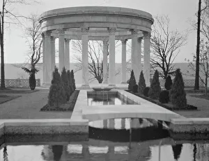 Bosworth William Welles Prints: Untermeyer [i.e. Untermyer] garden, 1917 Creator: Arnold Genthe