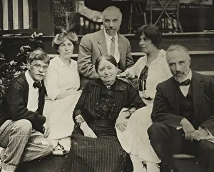 Artists Sister Gallery: Untitled (Stieglitz, Agnes, mother Hedwig, Julius, Selma, and Lee on Oaklawn steps)