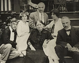 Residence Gallery: Untitled (Stieglitz, Agnes, mother Hedwig, Julius, Selma, and Lee on Oaklawn steps)