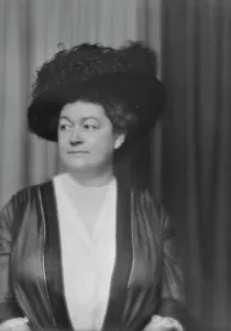 Urchs, Ernst, Mrs. portrait photograph, 1913. Creator: Arnold Genthe