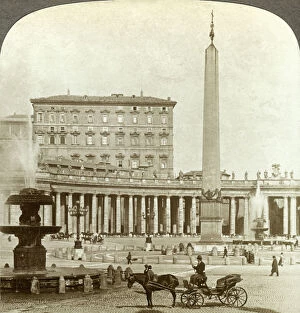 Basilica Of St Peter Gallery: The Vatican Palace from St Peters Square, Rome, Italy.Artist: Underwood & Underwood