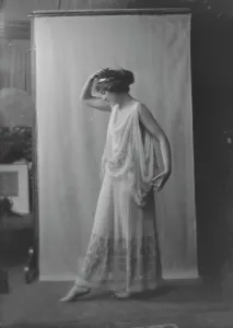 Hand On Head Prints: Vaughan, Edith, Miss, portrait photograph, 1916 Apr. Creator: Arnold Genthe