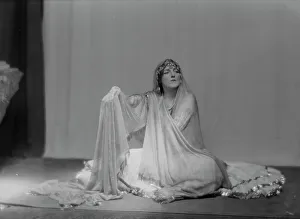 Arm Out Prints: Vaughan, Edith, Miss, portrait photograph, 1916 Apr. Creator: Arnold Genthe