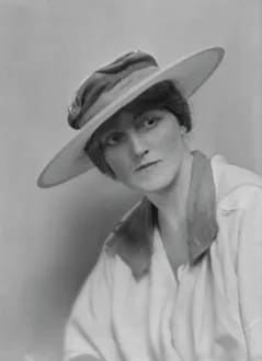 Vaughan, Edith, Miss, portrait photograph, 1916 Mar. Creator: Arnold Genthe