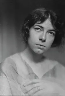 Velie, Marjorie, Miss, portrait photograph, 1913. Creator: Arnold Genthe