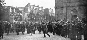 Acclaim Prints: Vers le Front; la population parisienne acclame ceux qui marchent a l'ennemi