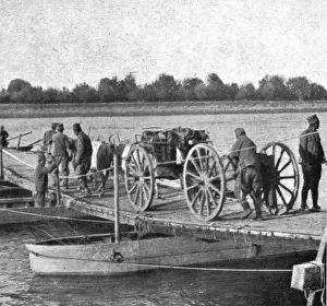 Field Gun Prints: Victoires sur le Front Oriental; L'artillerie serbe passe la Save