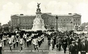 Images Dated 14th May 2019: Victoria Memorial, Buckingham Palace and Guards, London, 1930s. Creator: Unknown