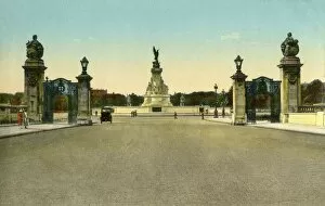 London England United Kingdom Collection: The Victoria Memorial, Buckingham Palace, London, c1910. Creator: Unknown